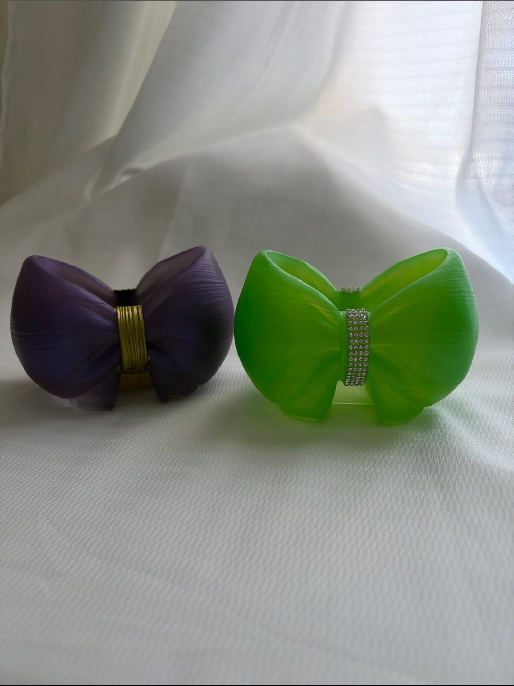 Handmade resin bow holder! 
4.33”x 3.15”